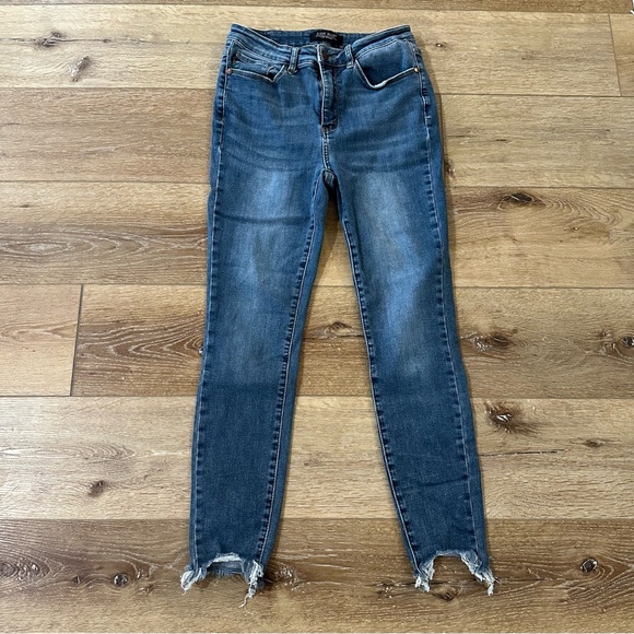 Judy Blue Women’s Medium Wash Raw Fringe Hem Skinny Fit Denim Jeans Sz 9/29 GUC - Picture 2 of 9